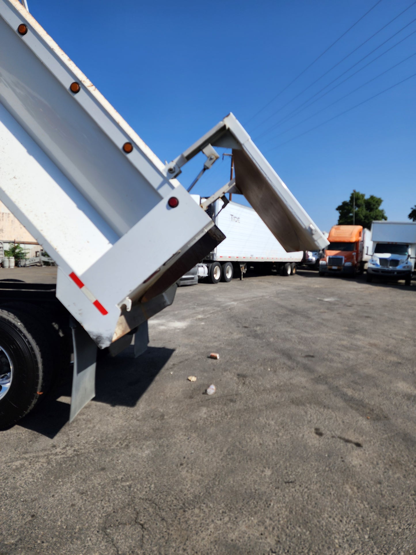 2018 Freightliner Cascadia Tri/A 16 Yard Dump Truck Detroit DD13