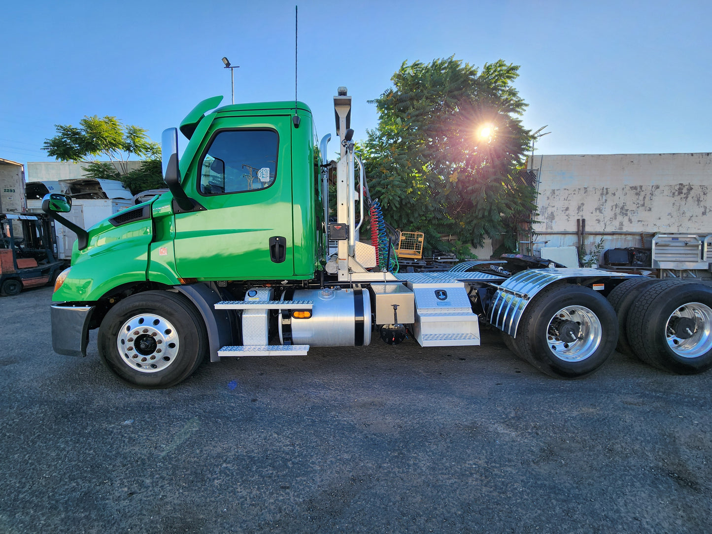 2023 Freightliner Cascadia T/A Semi Truck Tractor