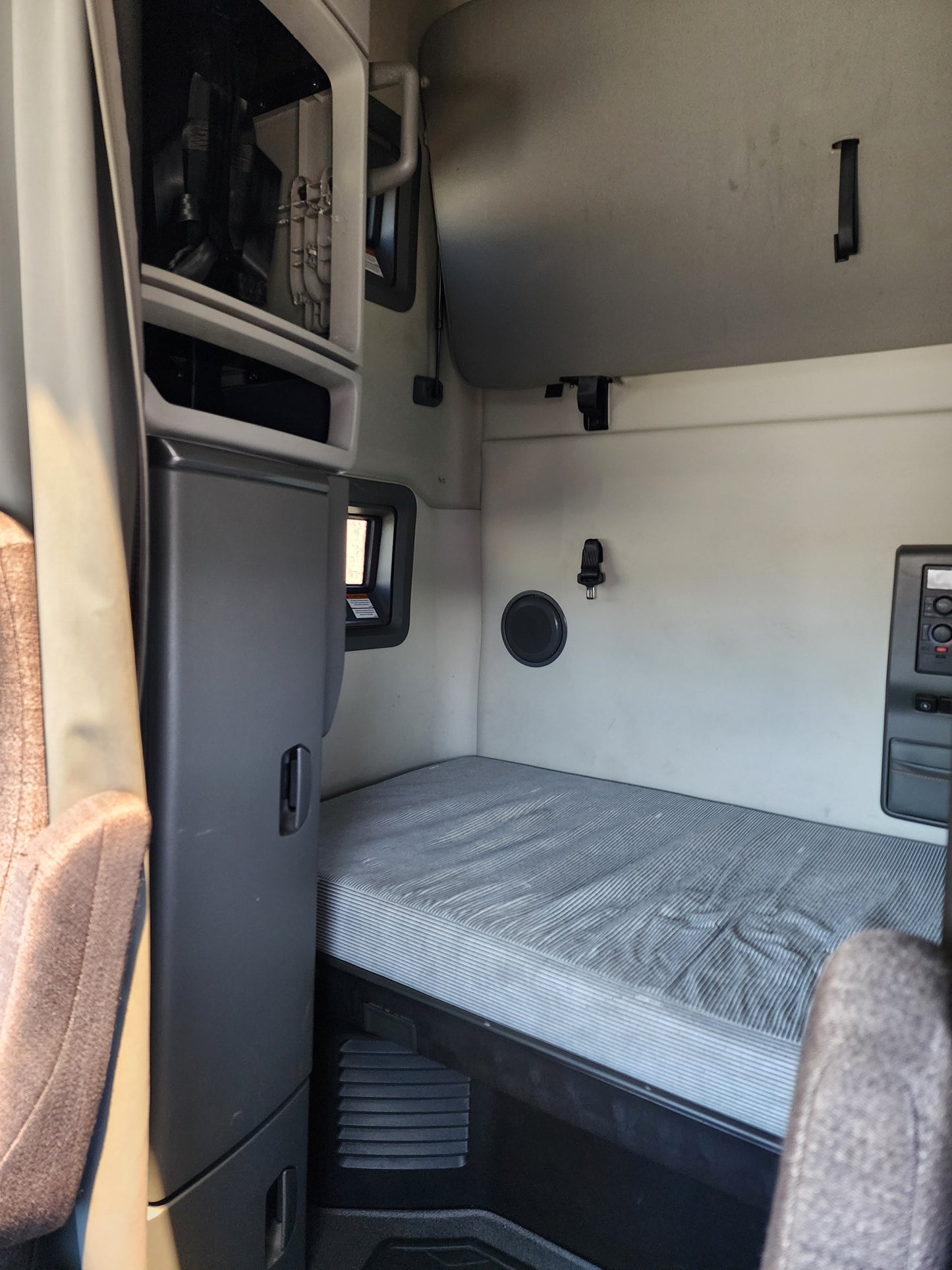2019 Volvo VNL760 T/A High Roof Sleeper Cab Truck