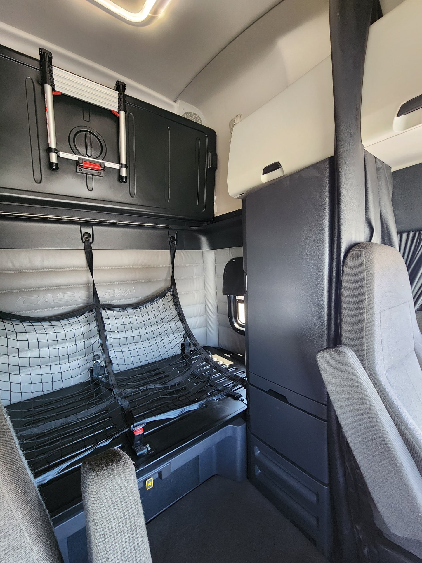 2023 Freightliner Cascadia T/A High Roof Sleeper