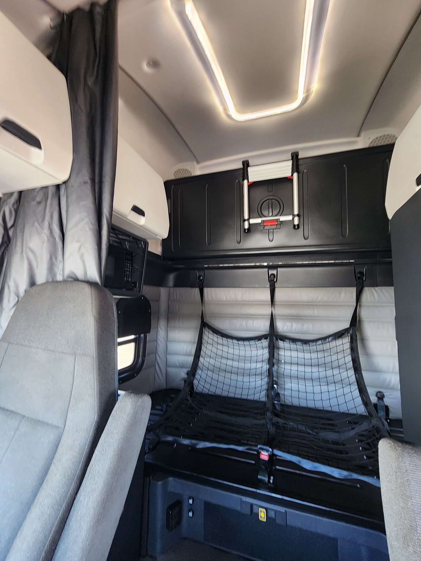 2023 Freightliner Cascadia T/A High Roof Sleeper