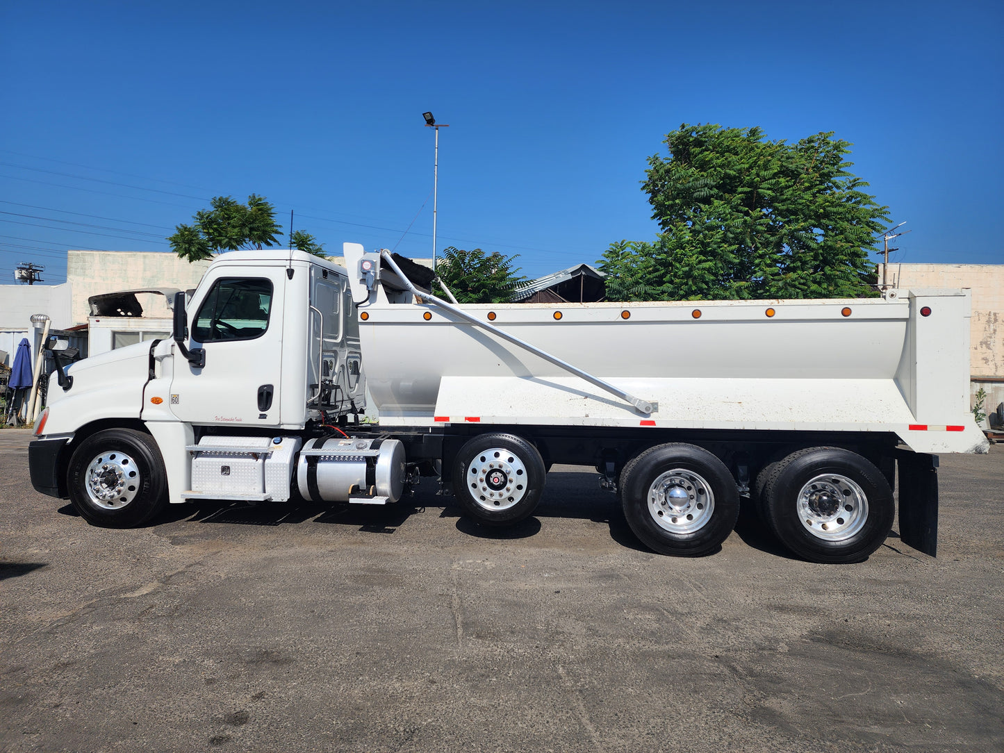 2018 Freightliner Cascadia Tri/A 16 Yard Dump Truck Detroit DD13