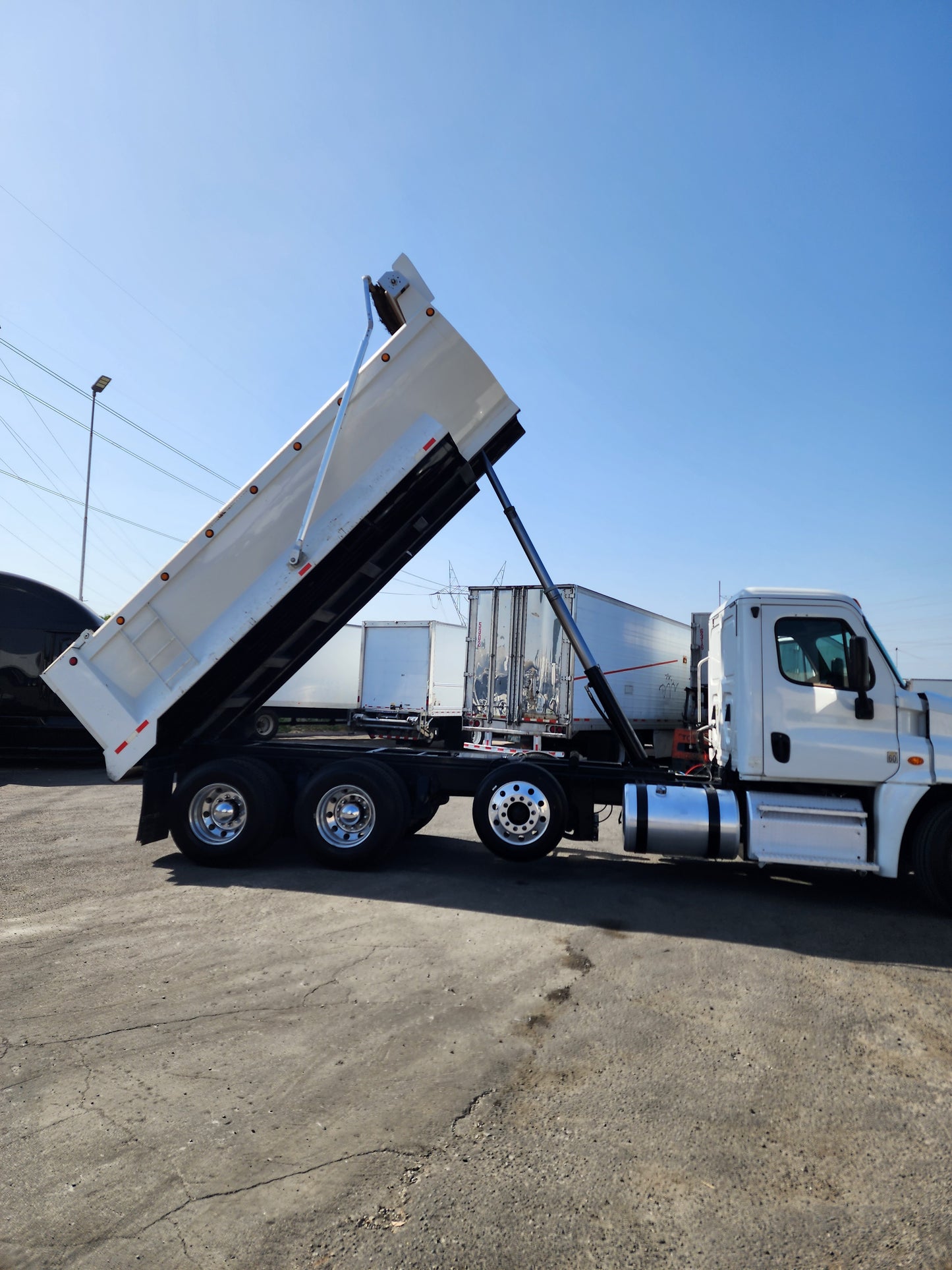 2018 Freightliner Cascadia Tri/A 16 Yard Dump Truck Detroit DD13