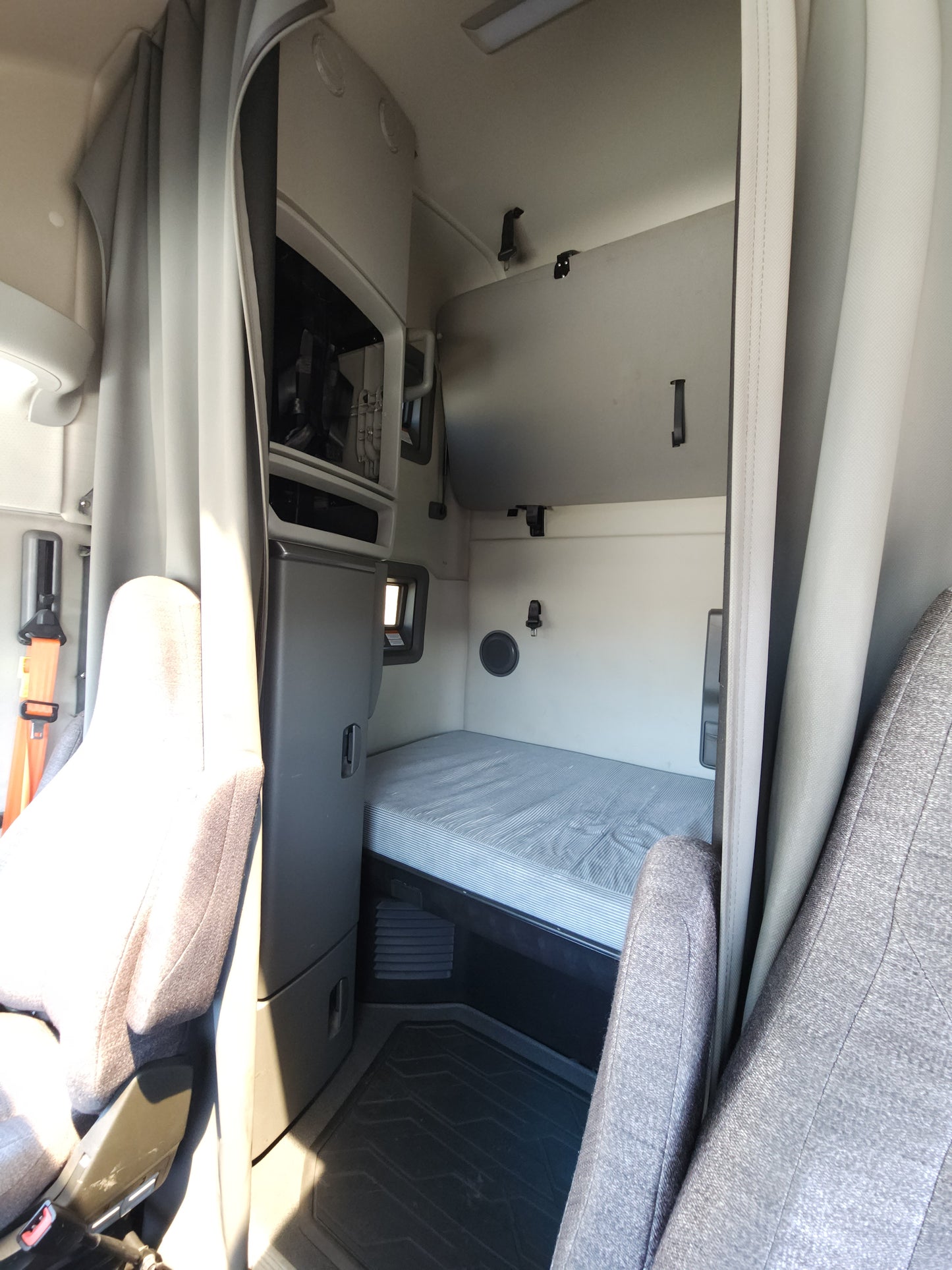 2019 Volvo VNL760 T/A High Roof Sleeper Cab Truck