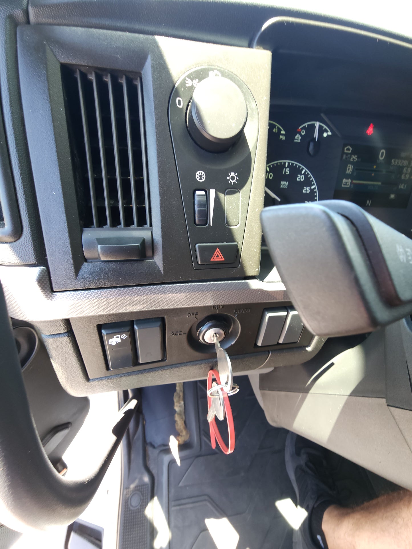 2019 Volvo VNL760 T/A High Roof Sleeper Cab Truck